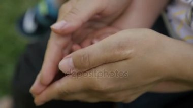 Bebek anne elinde eller