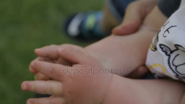 Mãos de bebê nas mãos da mãe — Vídeo de Stock