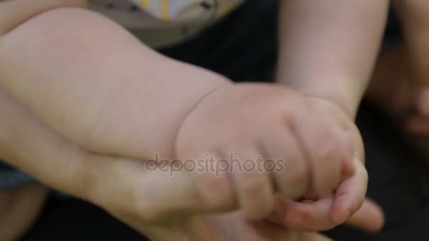 Manos de bebé en manos de mamá — Vídeo de stock