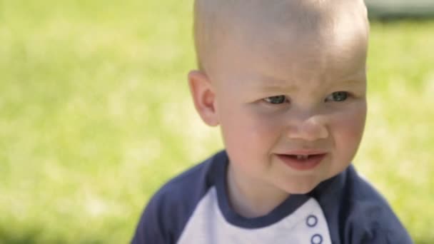 Un niño en un día soleado al aire libre — Vídeo de stock