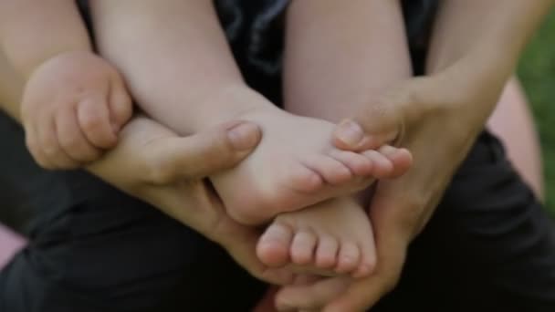 Mom holds babys feet in hands — Stock Video