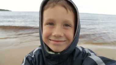 Çocuk kendini denizle çekiyor