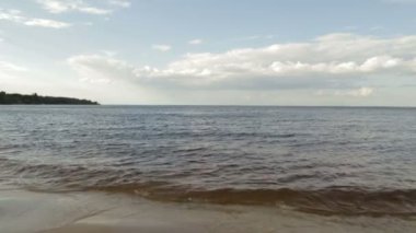 kumlu bir plaj dalgalar