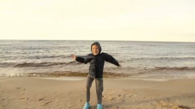 Kumlu sahilde mutlu çocuk