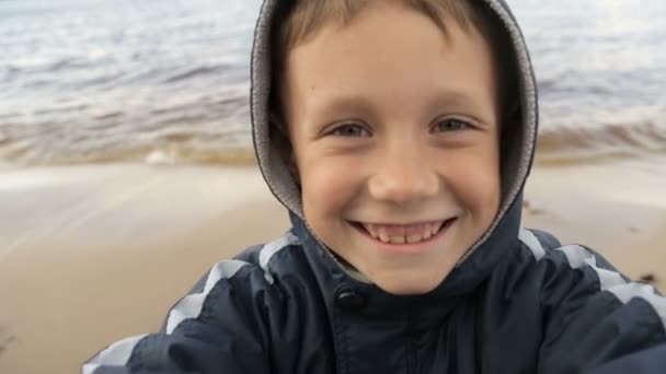 Il ragazzo si fotografa contro il mare — Video Stock