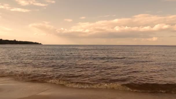 Kumlu bir plaj dalgalar — Stok video