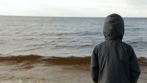 Rapaz a olhar para o mar, vista traseira — Vídeo de Stock