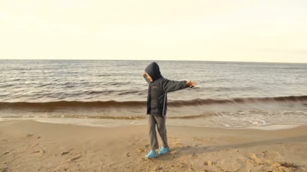 Gelukkige jongen op het zandstrand — Stockvideo