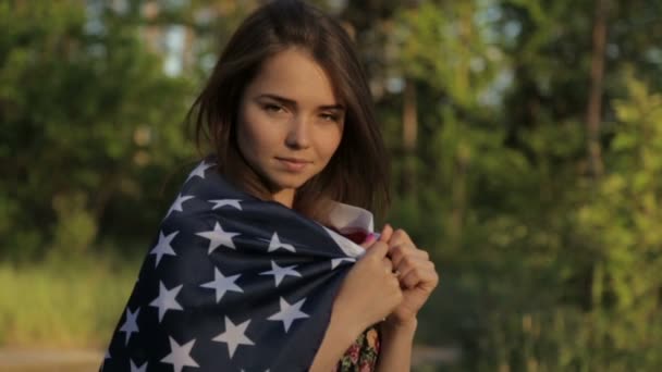 Dziewczyna o zachodzie słońca z amerykańską flagę w ręce — Wideo stockowe