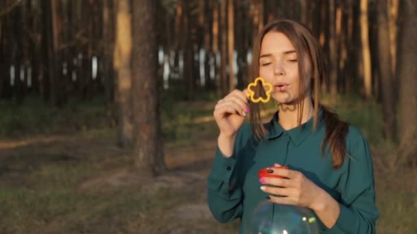 吹肥皂泡的可爱女孩 — 图库视频影像