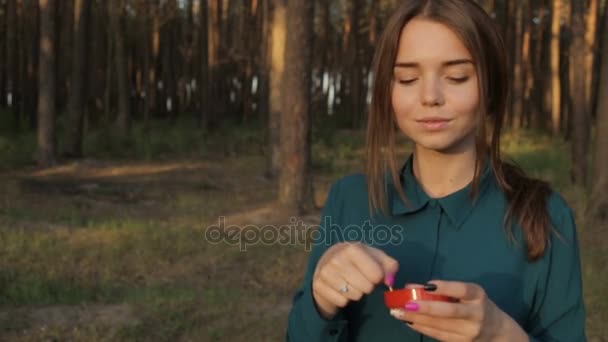 Linda menina soprando bolhas de sabão — Vídeo de Stock