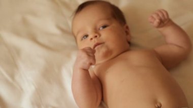 Anne bebeğini Giydir