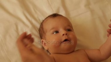 Anne, şefkatle bebeğin küçük eller kucakladı