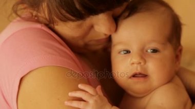 Annem yeni doğmuş bir bebeği kollarında tutuyor.