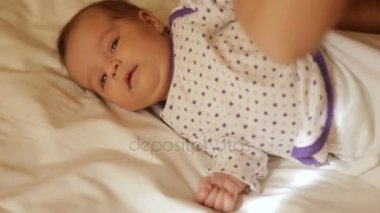 Anne bebeğini Giydir