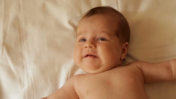 Μαμά φορέματα το μωρό της — Αρχείο Βίντεο