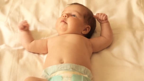 Mutter kleidet ihr Baby ein — Stockvideo