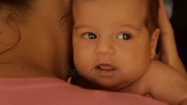 Mamá sostiene a un bebé recién nacido en sus brazos — Vídeos de Stock