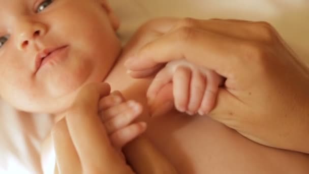 Mamma abbracciò teneramente le piccole mani del bambino — Video Stock