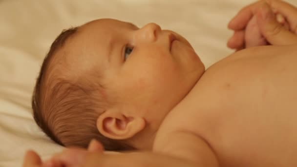 Mutter umarmte zärtlich die kleinen Hände des Babys — Stockvideo