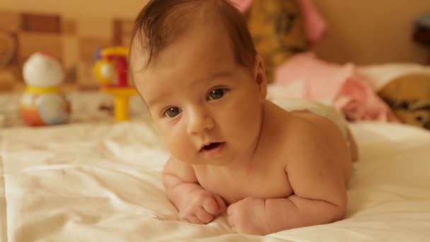 Egy újszülött fekszik a gyomor — Stock videók