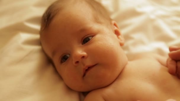 Mama delikatnie objął małych rączek dziecka — Wideo stockowe
