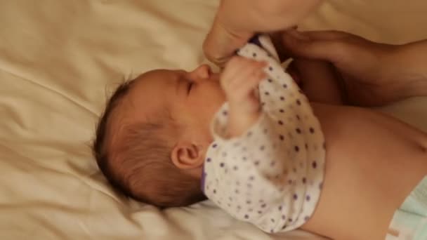 Mamá viste a su bebé — Vídeo de stock