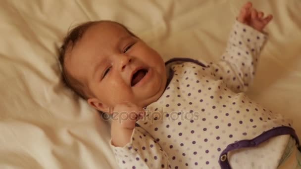 Pasgeboren baby huilen — Stockvideo