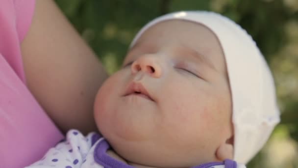 El niño duerme en los brazos de su madre. — Vídeos de Stock