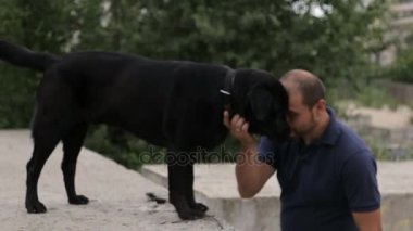 Adam köpek sarıldı