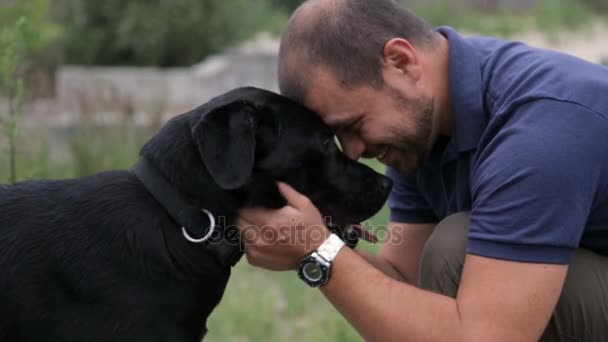 A férfi átölelte a kutya — Stock videók