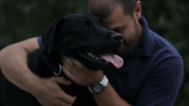 El hombre abrazó al perro — Vídeo de stock