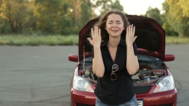 Mujer triste delante de su coche roto en la calle — Vídeos de Stock