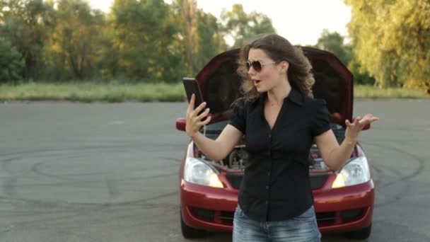 Heyecanlı bir kız ve bir kırık araba yolda. Araba Servisi için bir çağrı — Stok video