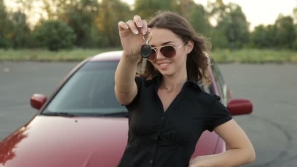 Щаслива дівчина з ключем в руці від нової машини — стокове відео