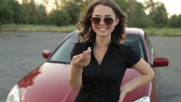 Glad tjej med nyckel i hand från ny bil — Stockvideo