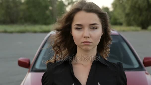 Een lief meisje in de buurt van de auto, full hd-video — Stockvideo