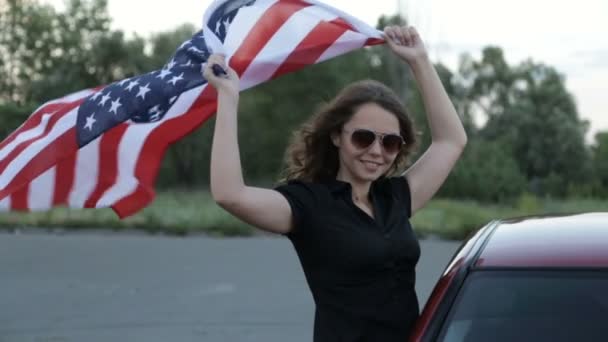 여자는 아메리카의 배너를 보유 하 — 비디오