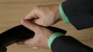 Boş cüzdan bir adamın ellerinde.