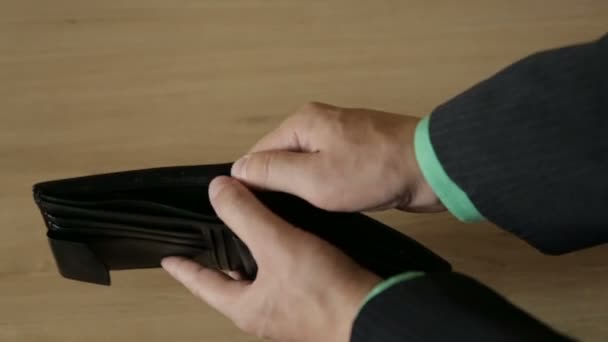 Empty wallet in the hands of a man — Stock Video