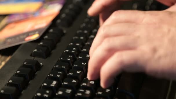 Männliche Hände drücken Tasten auf der Tastatur — Stockvideo