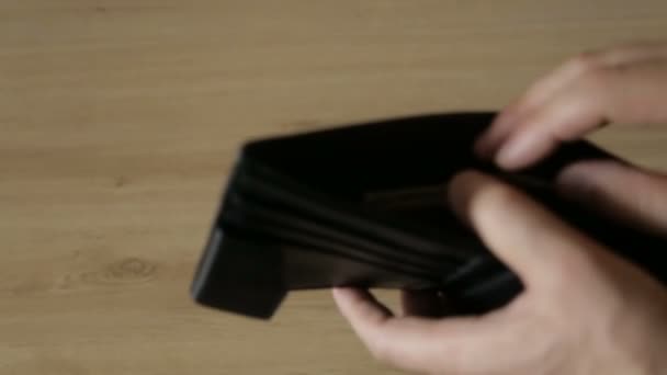 A man takes out banknotes from a leather purse — Stock Video