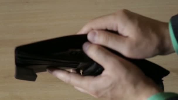 Un uomo estrae banconote da una borsa di pelle — Video Stock