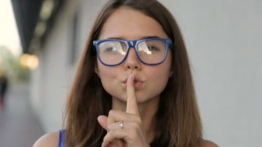 Kız sessizlik için sorar