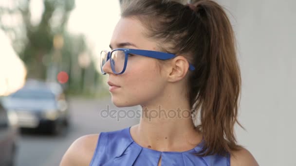Retrato de una chica con gafas — Vídeos de Stock