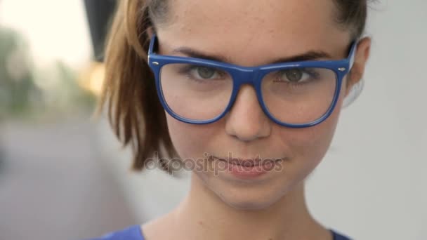 一个戴眼镜的女孩的肖像 — 图库视频影像