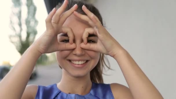 Retrato de uma menina alegre — Vídeo de Stock