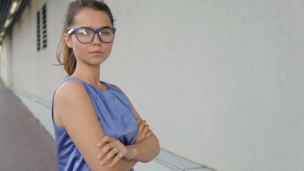Porträtt av en flicka som bär glasögon — Stockvideo