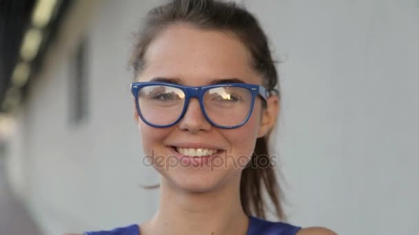 안경을 착용 하는 여자의 초상화 — 비디오