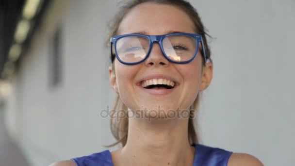 Portrait d'une fille portant des lunettes — Video